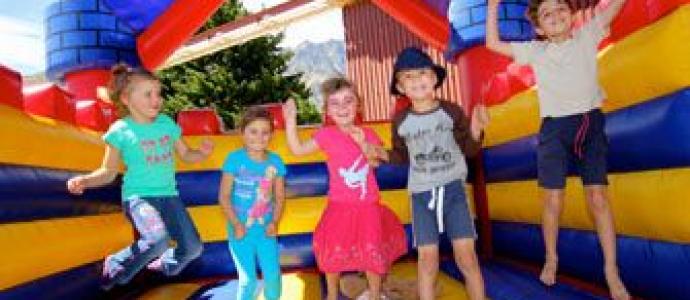 1_kids_on_bouncy_castle.jpg